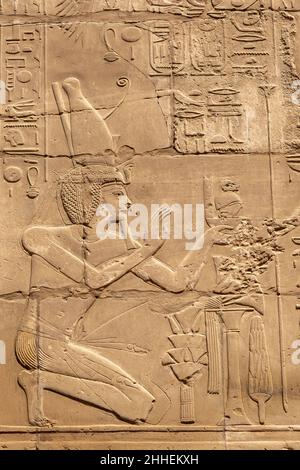 Massive Säulen im wunderschönen ägyptischen Wahrzeichen mit Hieroglyphen und alten Symbolen im Karnak-Tempel, Luxor, Ägypten Stockfoto