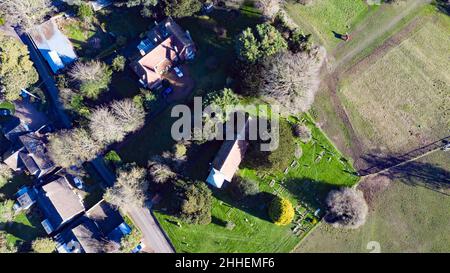 Luftaufnahme, Blick auf die Kirche der Heiligen Jungfrau Maria und einen Teil des Dorfes Ripple, Kent Stockfoto