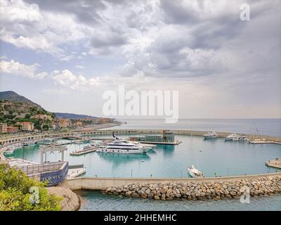 Cala Del Forte, neue Marina in Ventimiglia, Ligurien, Italien, im Besitz von Monaco Ports. Schöne Panorama-Luftaufnahme von fliegenden Drohnen auf Monaco Stockfoto