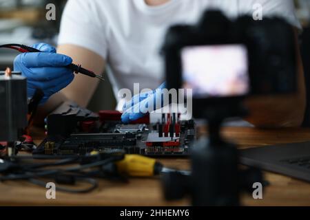 Ein Mann macht einen vlog über die Reparatur eines pcs Stockfoto