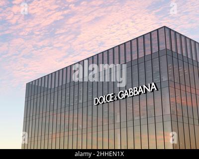 Mailand, Italien. 8. Januar 2022. Nur zur redaktionellen Verwendung, 3D CGI. Dolce & Gabbana Multinational Corporation Fashion Company Signage Logo Glass Building. Arbeiten Stockfoto