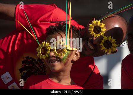 Addis Abeba, Äthiopien. 23rd Januar 2022. Die Teilnehmer nehmen am Great Ethiopian Run in Addis Abeba, der Hauptstadt Äthiopiens, am 23. Januar 2022 Teil. Äthiopien hat am Sonntag im Rahmen der COVID-19-Präventivmaßnahmen die Auflage des Great Ethiopian Run 21st gefeiert, einer jährlichen 10 Kilometer langen Straßenlaufveranstaltung. Quelle: Michael Tewelde/Xinhua/Alamy Live News Stockfoto