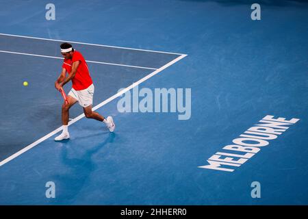 Melbourne, Victoria, Australien. 24th Januar 2022. MELBOURNE, AUSTRALIEN - 24. JANUAR: Taylor Fritz aus den USA spielt Stefanos Tsitsipas aus Griechenland am 8. Tag der Australian Open 2022 im Melbourne Park am 24. Januar 2022 in Melbourne, Australien. (Bild: © Chris Putnam/ZUMA Press Wire) Stockfoto