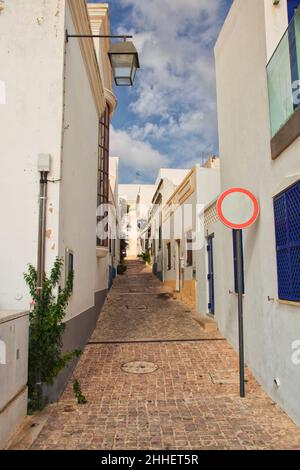 Schmale Fußgängerzone in der Altstadt von Albufeira, Algarve, Portugal Stockfoto