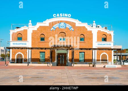 Castello, Spanien - 17. Januar 2022: Hauptfassade des Casinos von Castello de la Plana, Spanien, in El Grau, dem maritimen Viertel der Stadt, und estab Stockfoto