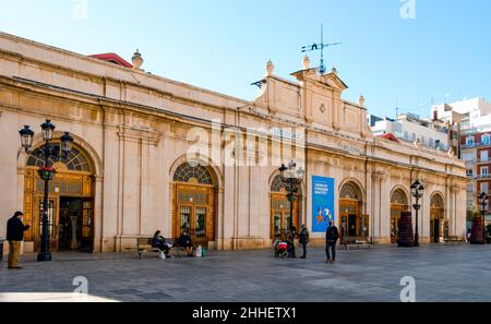 Castello, Spanien - 17. Januar 2022: Blick auf den Mercat Central öffentlichen Markt von Castello de la Plana, in Spanien, wie von Placa Major aus gesehen, die Stadt s Stockfoto