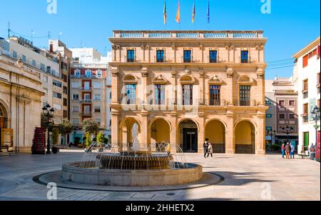 Castello, Spanien - 17. Januar 2022: Ein Blick auf die Fassade des Rathauses von Castello de la Plana, in Spanien, in der Placa Major, der Stadt Squa Stockfoto