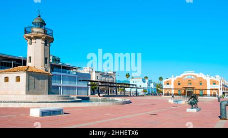 Castello, Spanien - 17. Januar 2022: Promenade an der Moll de Costa Dock des Hafens von Castello de la Plana, Spanien, in El Grau, der maritimen Distr Stockfoto