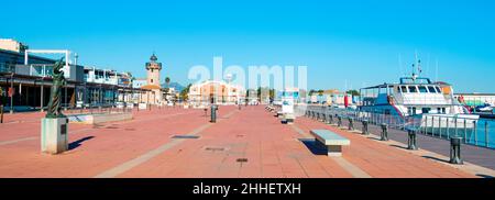 Castello, Spanien - 17. Januar 2022: Ein Panoramablick auf die Promenade am Meer am Moll de Costa Dock des Hafens von Castello de la Plana, Spanien, loc Stockfoto