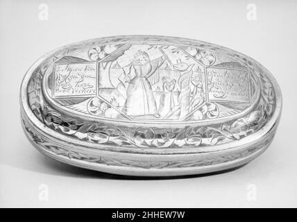 Tabakdose 18th Jahrhundert Niederländisch die Schachtel ist oval. Die achteckige Tafel auf dem Deckel ist mit einer Szene von Moses und der dreisten Schlange eingraviert. Drei Anbeter schauen auf die Schlange. Die Tafel ist von Laubblättern umrahmt und wird von der Inschrift flankiert: SIET moses in de wostijn den Slang hoog doet verheve / op dat die het soude sien behoude sij en leve (Siehe, wie Mose die Schlange in der Wüste hoch hält, damit die, die dies sehen, gerettet werden und leben). Die abgebildete Passage findet sich in der Bibel in 4. Mose 21:8-9. Moses wird mit Hörnern dargestellt. Diese Tradition hat sich aus der Misinterpr abgeleitet Stockfoto