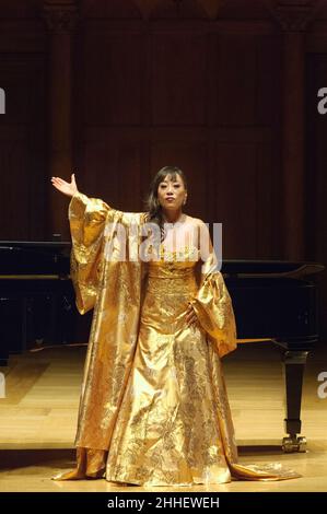 Sumi Jo, südkoreanische Koloratursopranistin, begleitet vom Pianisten Vincenzo Scalera, der Italienisch-Amerikanerin, tritt in der Cadogan Hall, Sloane Terrace, London, Großbritannien, auf. 14 Dez 2006 Stockfoto