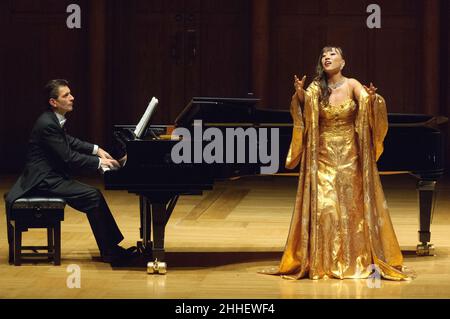 Sumi Jo, südkoreanische Koloratursopranistin, begleitet vom Pianisten Vincenzo Scalera, der Italienisch-Amerikanerin, tritt in der Cadogan Hall, Sloane Terrace, London, Großbritannien, auf. 14 Dez 2006 Stockfoto