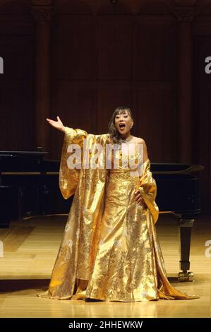 Sumi Jo, südkoreanische Koloratursopranistin, begleitet vom Pianisten Vincenzo Scalera, der Italienisch-Amerikanerin, tritt in der Cadogan Hall, Sloane Terrace, London, Großbritannien, auf. 14 Dez 2006 Stockfoto