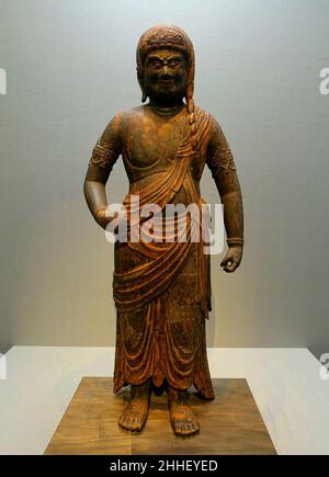 Standing Fudo Myo'o (Acalanatha), Japan, Heian-Zeit, 1000s n. Chr., Holz, Polychromie, geschnittenes Blattgold Stockfoto