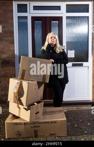 Ältere Dame mit einigen ihrer Habseligkeiten, bevor sie nach Hause zog, England, Vereinigtes Königreich Stockfoto