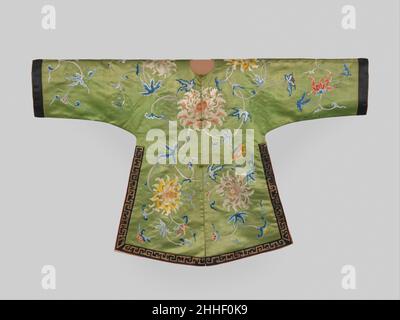 Jacke für ein Theaterkostüm 18th Century China drei dieser exquisiten Jacken sind bekannt zu existieren: Zwei sind in der Sammlung des Metropolitan Museum und ein dritter ist in der Qing Court Sammlung von Theaterkostümen des Palace Museum, Peking. Alle drei haben das gleiche zarte Blumenmuster und identische Siegel und Inschriften auf ihren Auskleidungen. Die Jacken wurden im Textilbüro in Suzhou als Tribute-Objekte für den kaiserlichen Hof hergestellt. Sie waren Teil eines Ensembles, vielleicht mit einem Rock oder einem anderen Gewand, und sie wurden für Aufführungen der Jingshan-Theatergruppe in Th getragen Stockfoto