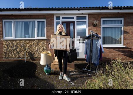 Ältere Dame mit einigen ihrer Habseligkeiten, bevor sie nach Hause zog, England, Vereinigtes Königreich Stockfoto