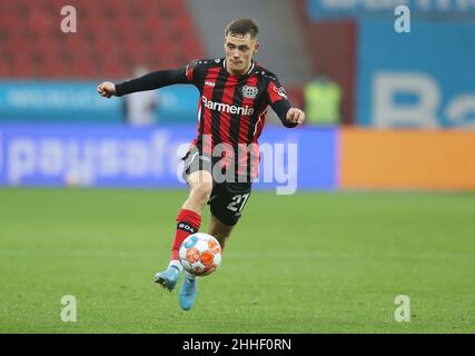 firo: 01/22/2022 Fuvuball, Fußball, 1st Bundesliga, Saison 2021/2022, Bayer Leverkusen - FC Augsburg, FCA Florian Wirtz, Single Action Stockfoto