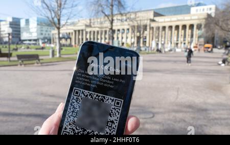 ILLUSTRATION - 24. Januar 2022, Baden-Württemberg, Stuttgart: Auf einem Smartphone-Display wird eine Luca App-Seite mit einem persönlichen QR-Code angezeigt. Die Luca-App soll die Kontakte von Corona besser verfolgen. Kritiker fragen sich, ob die Software wirklich notwendig ist. (An dpa: 'Kritiker, Staat und Betreiber tauschen sich über die Luca-App aus') Foto: Bernd Weißbrod/dpa - ACHTUNG: QR-Code wurde teilweise verpixelt Stockfoto