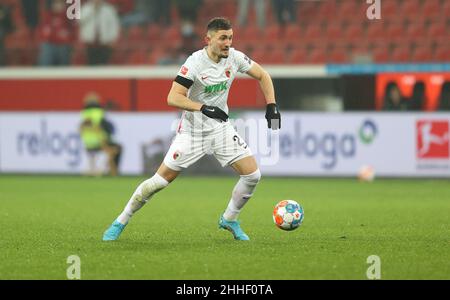 firo: 01/22/2022 Fuvuball, Fußball, 1st Bundesliga, Saison 2021/2022, Bayer Leverkusen - FC Augsburg, FCA 5:1 Robert Gumny, Einzelaktion Stockfoto