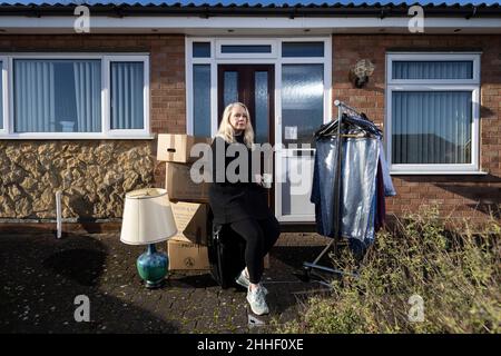 Ältere Dame mit einigen ihrer Habseligkeiten, bevor sie nach Hause zog, England, Vereinigtes Königreich Stockfoto