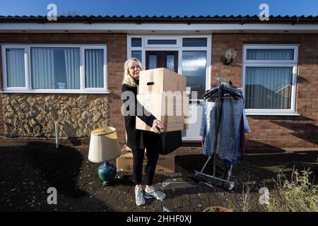 Ältere Dame mit einigen ihrer Habseligkeiten, bevor sie nach Hause zog, England, Vereinigtes Königreich Stockfoto