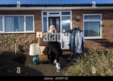 Ältere Dame mit einigen ihrer Habseligkeiten, bevor sie nach Hause zog, England, Vereinigtes Königreich Stockfoto