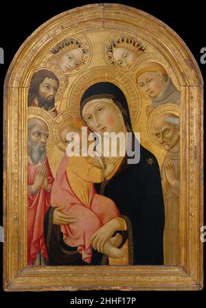 Madonna mit Kind mit den Heiligen Hieronymus, Bernardino, Johannes dem Täufer und Antonius von Padua und zwei Engeln ca. 1465–70 Sano di Pietro (Ansano di Pietro di Mencio) der Italiener Sano di Pietro war ein beliebter und überaus produktiver Maler und Illuminator aus Siena, dessen Werkstatt zahlreiche Andachtsbilder der Madonna und des Kindes hervorbrachte, die häufig in Büstenlänge gezeigt und von Heiligen und Engeln begleitet wurden. Die engen stilistischen Affinitäten zwischen Werken, die Sano zugeschrieben werden, und dem rätselhaften sienesischen Künstler, der als Osservanza Master bekannt ist, deuten darauf hin, dass sie eine einzige künstlerische Identität repräsentieren. Es ist auch POS Stockfoto