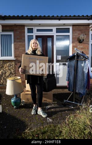 Ältere Dame mit einigen ihrer Habseligkeiten, bevor sie nach Hause zog, England, Vereinigtes Königreich Stockfoto