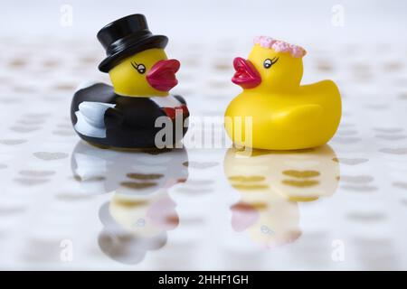 Gelbe Badewanne Enten Braut und Bräutigam mit Reflexion Stockfoto