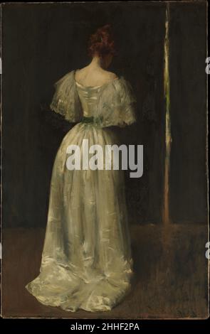 17. Jahrhundert Lady Ca. 1895 William Merritt Chase American Chase Ist Ein vollendeter eklektischer Künstler, der sich frei von alten Meistern wie Frans Hals, Rembrandt van Rijn und Diego Velázquez sowie von Zeitgenossen wie Édouard Manet, James McNeill Whistler und John Singer Sargent ausgeliehen hat. Hier verweist er im Titel seines Gemäldes auf Tradition, zeigt aber eine Frau in moderner Kleidung. Sie ist von hinten in einem dunklen, mehrdeutigen Setting zu sehen, das von einem Lichtsplitter durchbohrt wird, der auf eine leicht geöffnete Tür hindeutet. Uninteressiert an der besonderen Identität seines Models, macht Chase auf ihr Kleid aufmerksam, w Stockfoto
