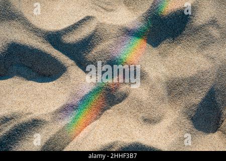 Regenbogeneffekt auf Sand, Nahaufnahme Stockfoto