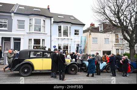 Brighton UK 24th January 2022 - Eine Menschenmenge versammelt sich zur Enthüllung einer blauen Plakette in der Freshfield Road Brighton an Mercedes Gleitze, die erste britische Frau, die 1927 im Ärmelkanal schwimmt. Vindication Swim ist ein biografisches Drama über den 1900 in Brighton geborenen Schwimmer Mercedes Gleitze: Credit Simon Dack / Alamy Live News Stockfoto