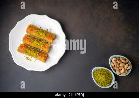 Türkisches berühmtes Dessert burma Kadayif auf Teller mit Pistazie. Stockfoto