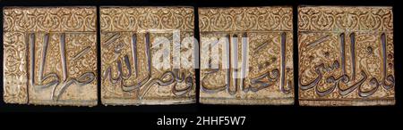 Fliesenplatte 13th Jahrhundert Diese vier Fliesen waren einst Teil der Dekoration, die die Mihrab (Gebetsnische) eines religiösen Gebäudes im Iran umrahmte. Der Text stammt aus dem Koran, Kapitel 48, Verse 1–4 (Sure 'des Sieges'). Die Lücken in der Passage ermöglichen die hypothetische Rekonstruktion der Position der einzelnen Kacheln innerhalb des Rahmens des Mihrab. Neben den feinen Blumenrollen und den Details auf den Blattapparaten sind die hier absehenen Vögel charakteristisch für die kashanische Glanzmalerei und manchmal in Verbindung mit Gebetsnischen zu finden. Daher sollten wir uns nicht wundern, sie zu sehen c Stockfoto