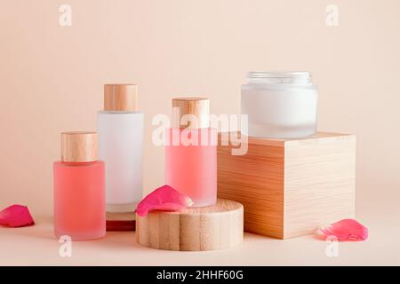 Sortiment an pflanzlichen Kosmetikprodukten mit Rosenöl oder Rosenextrakt mit natürlichen Rosenblättern. Natürliches, plastikfreies, umweltfreundliches Konzept Stockfoto