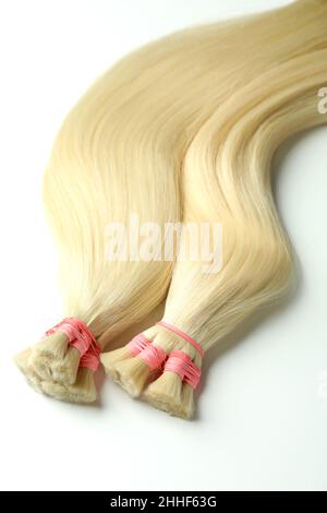 Blonde Haarsträhnen auf weißem Hintergrund Stockfoto