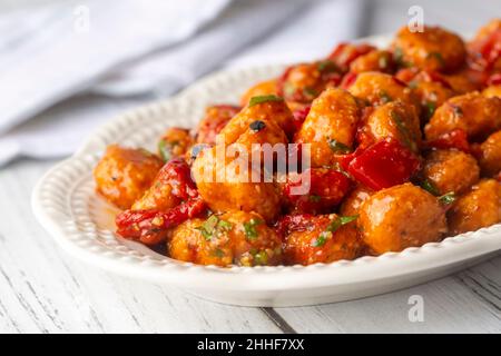 Traditionelle, köstliche türkische Küche; Bulgur-Knoblauch-Fleischbällchen (türkischer Name; Sarimsakli Bulgur Kofte oder Fellah Koftesi). Stockfoto