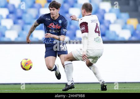 Napoli, Italien. 23rd Januar 2022. Alessandro Zanoli von SSC Napoli und Paweł Jaroszynski von der US Salernitana 1919 kämpfen während des Fußballspiels der Serie A zwischen SSC Napoli und US Salernitana im Stadion Diego Armando Maradona in Napoli (Italien) am 23rd. Januar 2022 um den Ball. Foto Cesare Purini/Insidefoto Kredit: Insidefoto srl/Alamy Live News Stockfoto