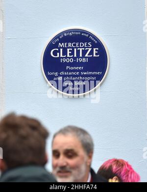 Brighton UK 24th January 2022 - Enthüllung einer blauen Plakette in der Freshfield Road Brighton für Mercedes Gleitze, die erste britische Frau, die 1927 den Ärmelkanal durchschwimmt. Vindication Swim ist ein biografisches Drama über den 1900 in Brighton geborenen Schwimmer Mercedes Gleitze: Credit Simon Dack / Alamy Live News Stockfoto