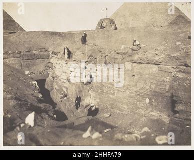 [Ausgrabungen in der Nähe der Sphinx] 1853 John Beasley Greene Amerikaner Greene, der Sohn eines Bankiers aus Boston, der in Paris lebte, war ein Archäologe, der das Wachspapierverfahren von Gustave Le Gray, die fotografische Technik der Wahl in der Mitte des 19. Jahrhunderts für Reisende Franzosen, anwenden lernte. 1853 unternahm er die erste von zwei Expeditionen nach Ägypten und Nubien und brachte mehr als zweihundert Negative von Monumenten und Landschaften mit.in Gizeh fotografierte Greene die großen Pyramiden und Sphinx, die seit Jahrtausenden über dem Wüstensand ragen, Aber er zeigte auch seine Kamera nach unten, auf den Exzav Stockfoto