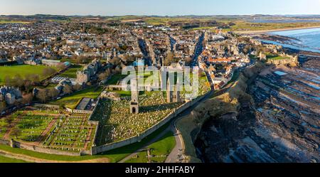 Luftaufnahme von der Drohne der Ruinen der St Andrews Cathedral und der Stadt St Andrews in Fife, Schottland, Großbritannien Stockfoto