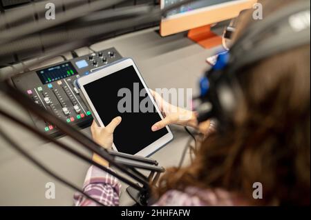Techniker in den Kopfhörern überwacht die Klangqualität Stockfoto