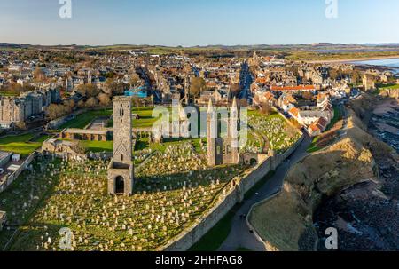 Luftaufnahme von der Drohne der Ruinen der St Andrews Cathedral und der Stadt St Andrews in Fife, Schottland, Großbritannien Stockfoto