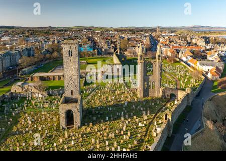 Luftaufnahme von der Drohne der Ruinen der St Andrews Cathedral und der Stadt St Andrews in Fife, Schottland, Großbritannien Stockfoto