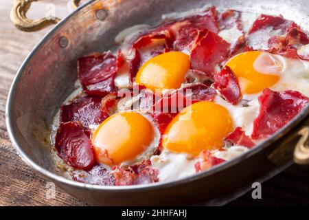 Traditionelle türkische Küche, Spiegeleier mit Speck. Türkischer Name; Pastirmali yumurta Stockfoto