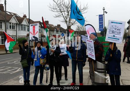 Demonstranten vor dem Twickenham Rugby Stadium gegen die dort stattfindende Panzerwagenkonvention. Stockfoto