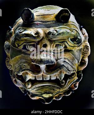 Türklopfer in Form einer Maske nördliche Dynastien Sui 6th Jahrhundert A.D. China, Chinesisch. Graues Steingut, Stockfoto