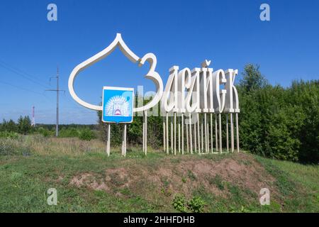 Zaraysk, Russland - 6. Juli 2021: Stella am Eingang der alten russischen Stadt mit der Inschrift "Zaraysk" auf Russisch, ein kleines Stoppschild Stockfoto