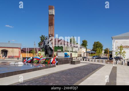 Zaraysk, Russland - 6. Juli 2021: Moderner Stadtplatz an der Kreuzung der Straßen Sowetskaya und Krasnoarmeyskaya in der historischen Stadt Zaraysk auf einem Stockfoto